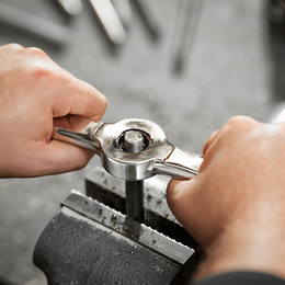 Hex-LOK™ 2-in-1 Threading Handle